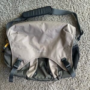 Vintage Y2K Eddie Bauer Brown/Gray Laptop Messenger Crossbody Multi Pocket Bag